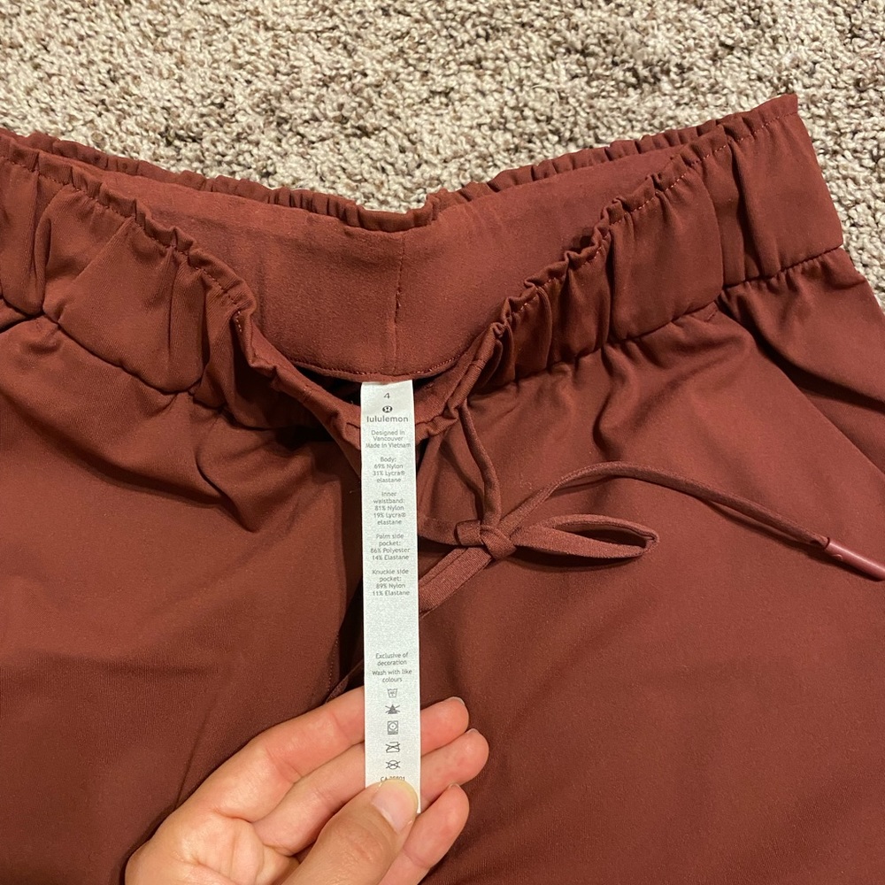NWOT Lululemon On the Move Pant